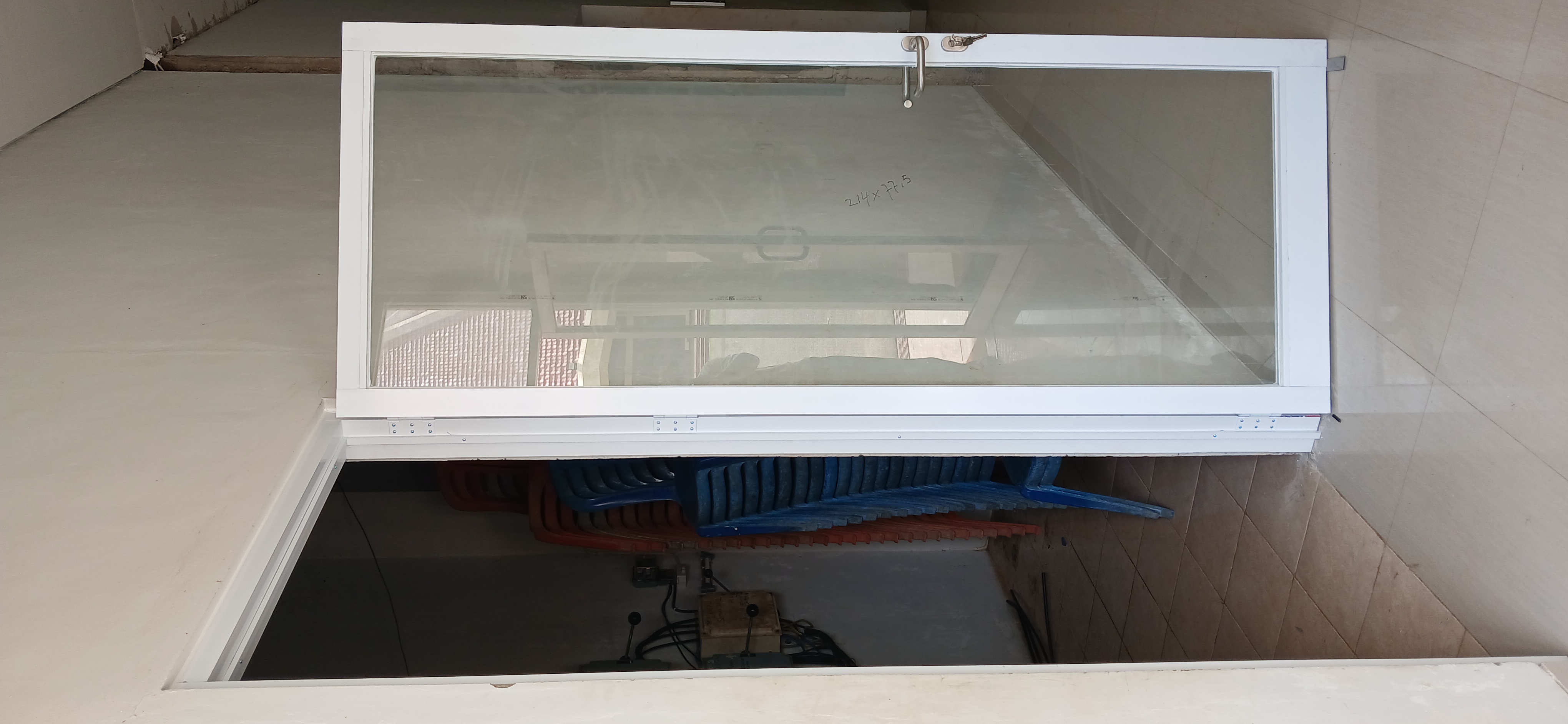Dokumentasi Pintu Kaca untuk ruang Panel Listrik lantai 1