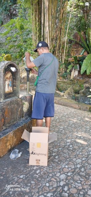 Dokumentasi Perbaikan Jaringan Listrik lampu untuk aliran kanan pelataran Goa Maria