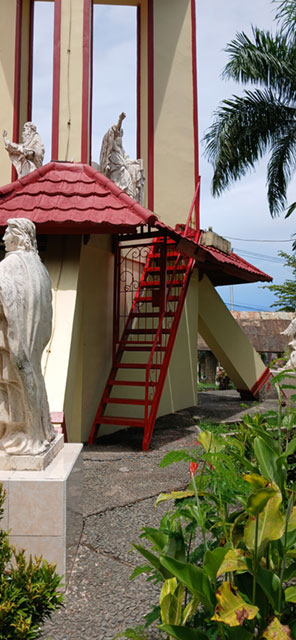 Dokumentasi Perbaikan Pintu dan Tangga untuk naik ke atas Menara Lonceng Gereja